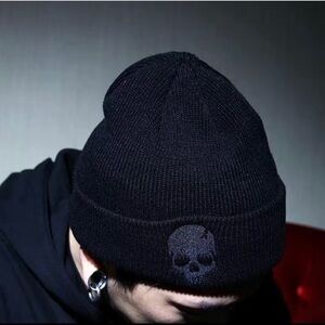 NWOT skull beanie - black